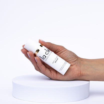 Anti Aging Serum Natur Kosmetik Front in der Hand haltend Produkt 