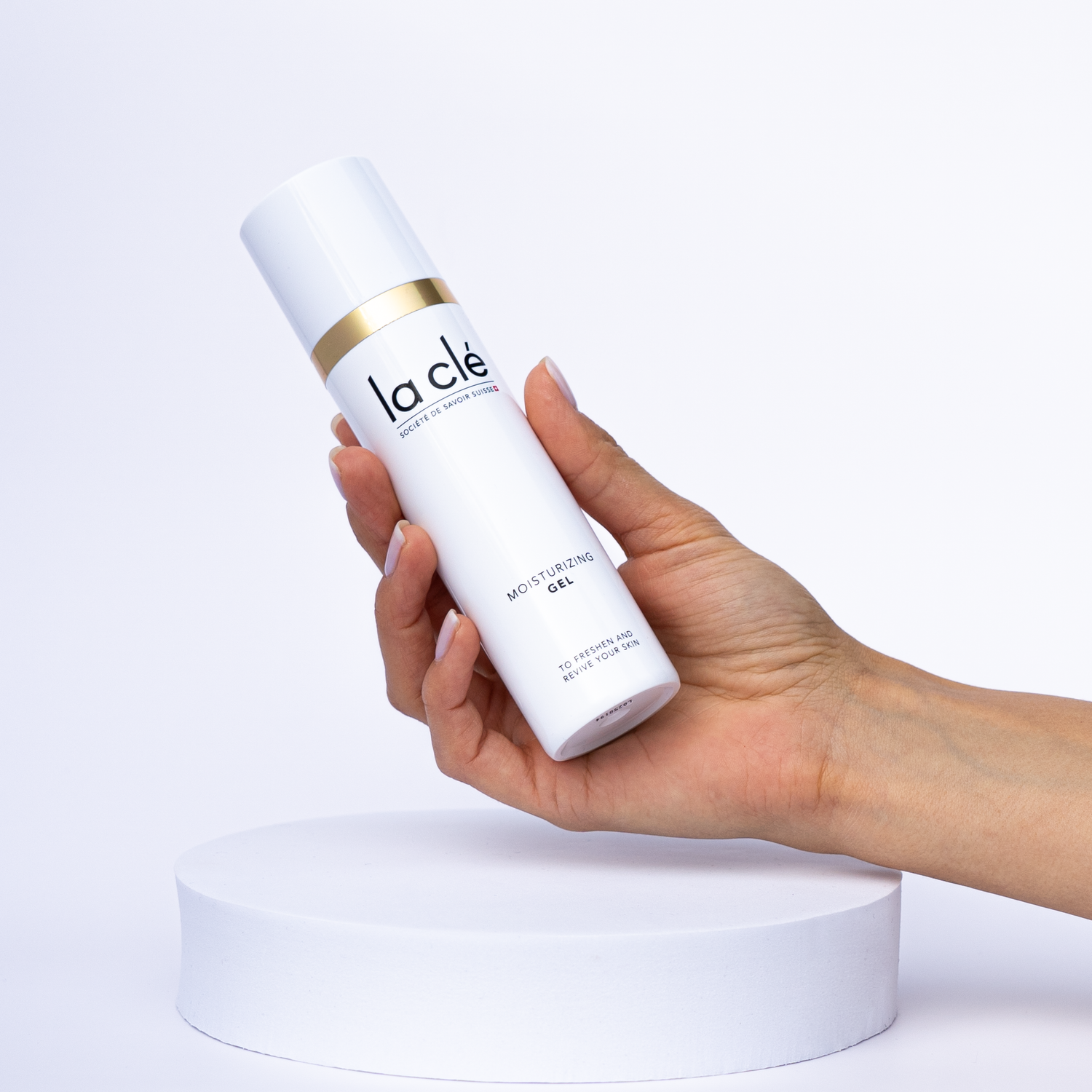 Moisturizing Gel Natur Kosmetik product holding in a hand